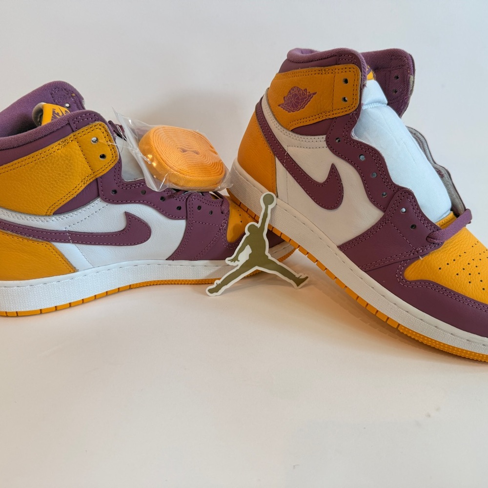 Men’s 7//Womans 8.5-Nike Air Jordan 1 Retro High OG Sneakers